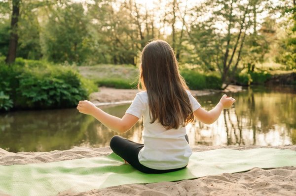 Où participer à une retraite de yoga sur une plage en Grèce?